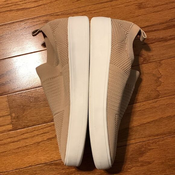 Steve Madden Size 10 cream slipons.  Most comfy & hugs your feet perfectly - Picture 3 of 7